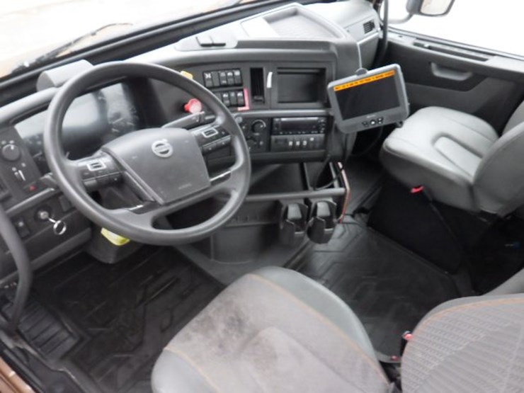 2022-volvo-vnl300-image-17