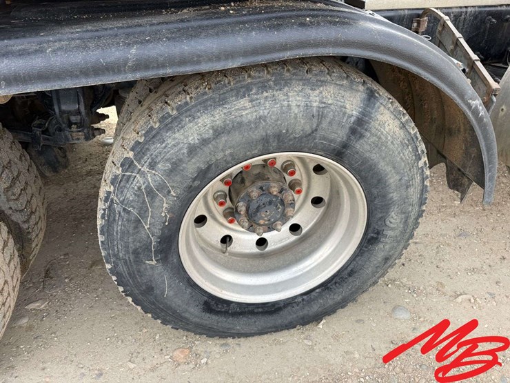 2013-peterbilt-388-image-18