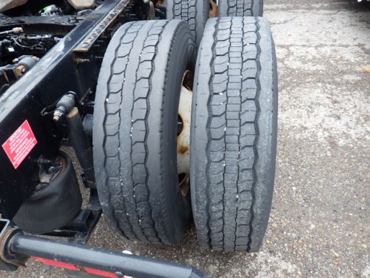 2018-volvo-vnl300-image-8