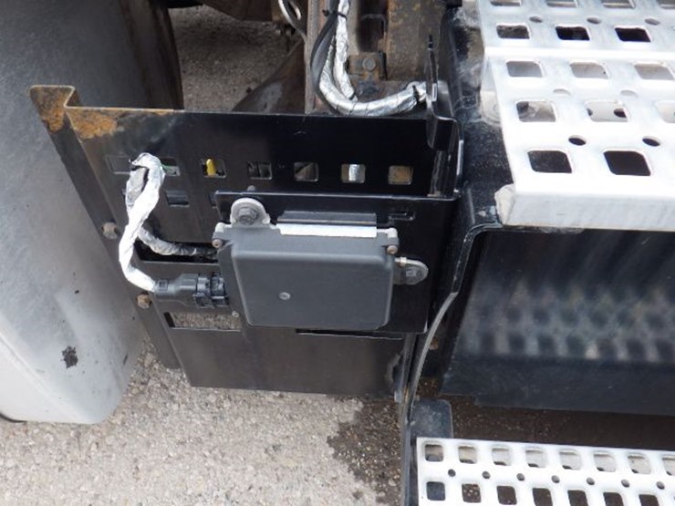 2019-volvo-vnl300-image-4