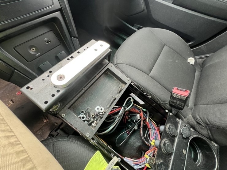 2016-ford-explorer-image-35