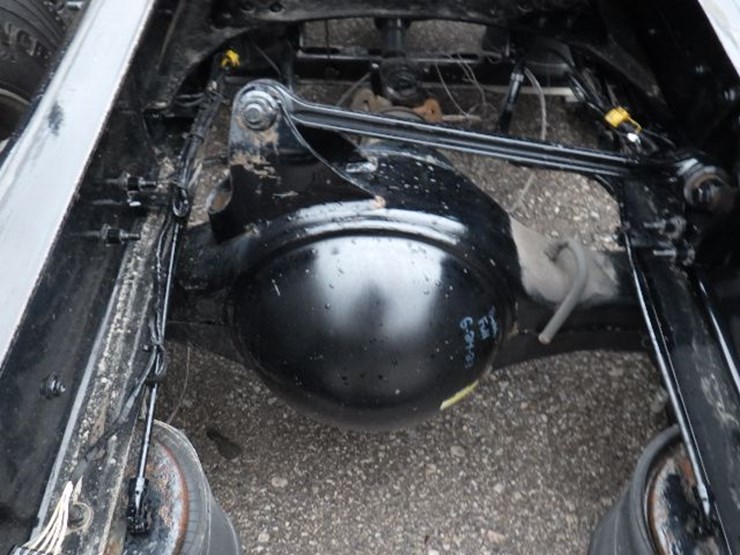 2022-volvo-vnl300-image-11