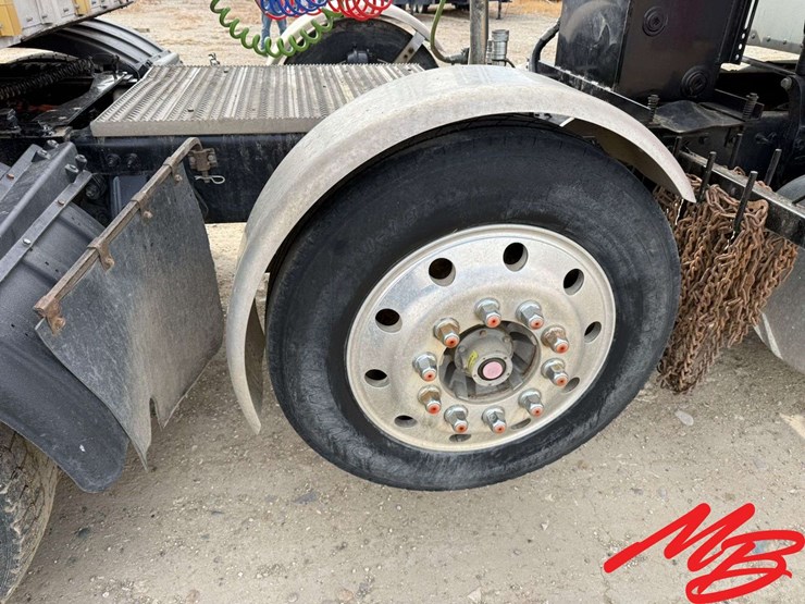 2013-peterbilt-388-image-19