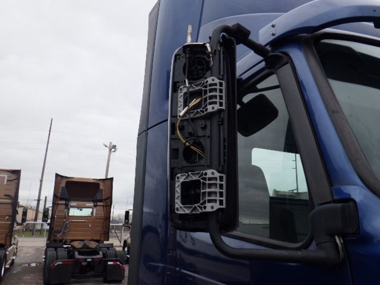 2018-volvo-vnl300-image-5