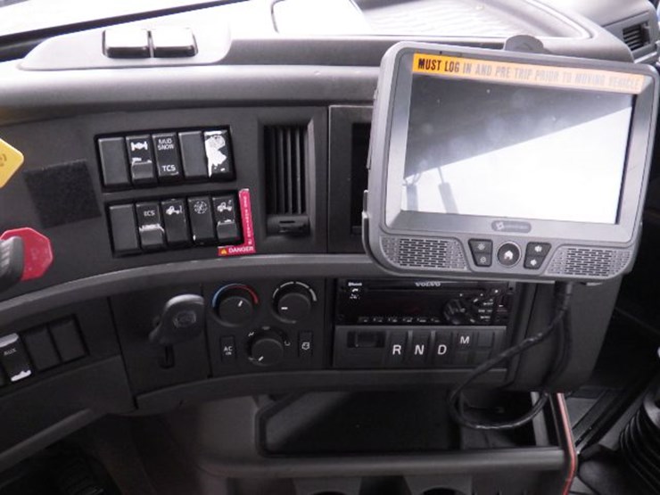 2019-volvo-vnl300-image-21