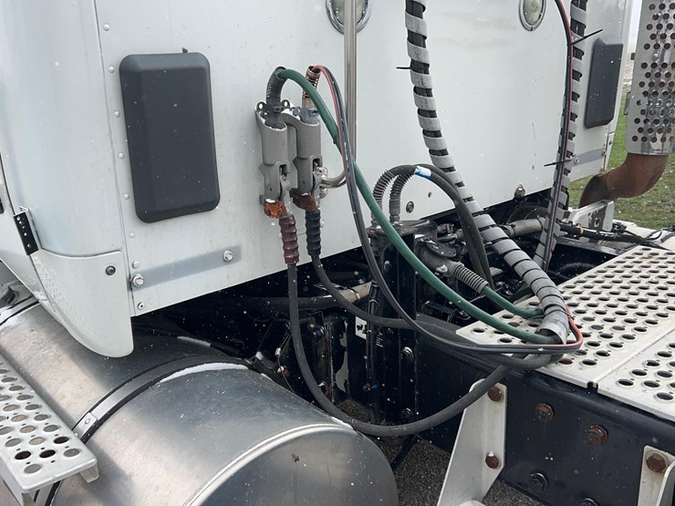 2017-kenworth-t680-image-47