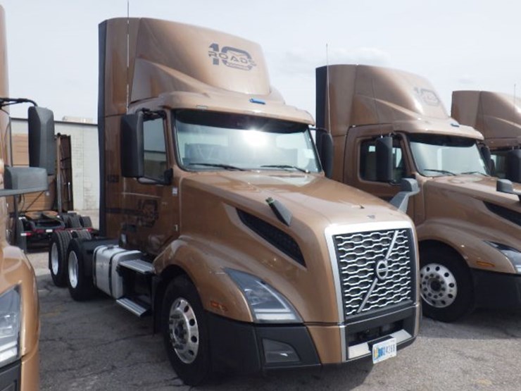 2022-volvo-vnl300-image-5