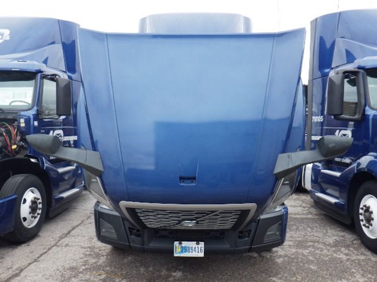 2018-volvo-vnl300-image-24