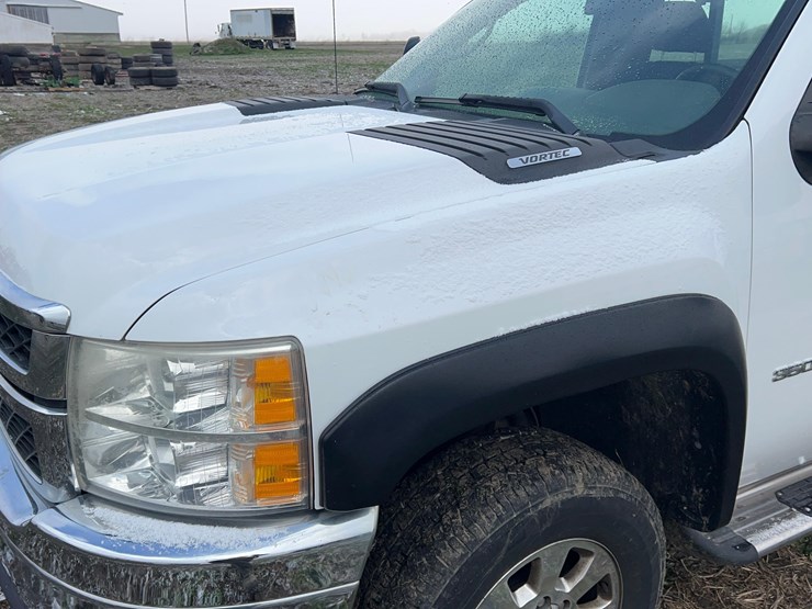 2011-chevrolet-3500hd-image-9