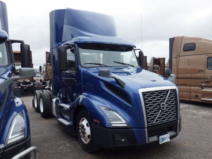 2018-volvo-vnl300-image-3