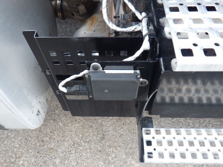 2022-volvo-vnl300-image-8