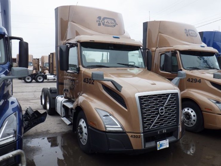 2019-volvo-vnl300-image-3