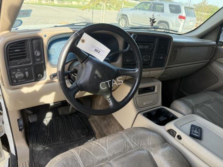 2001-chevrolet-suburban-image-12