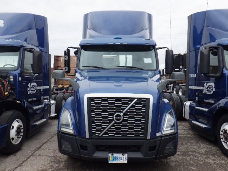 2018-volvo-vnl300-image-2