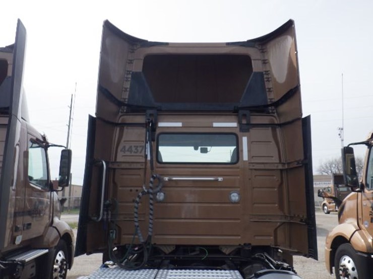 2022-volvo-vnl300-image-13