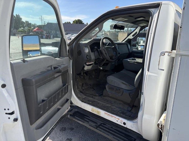 2012-ford-f550-xlt-image-11