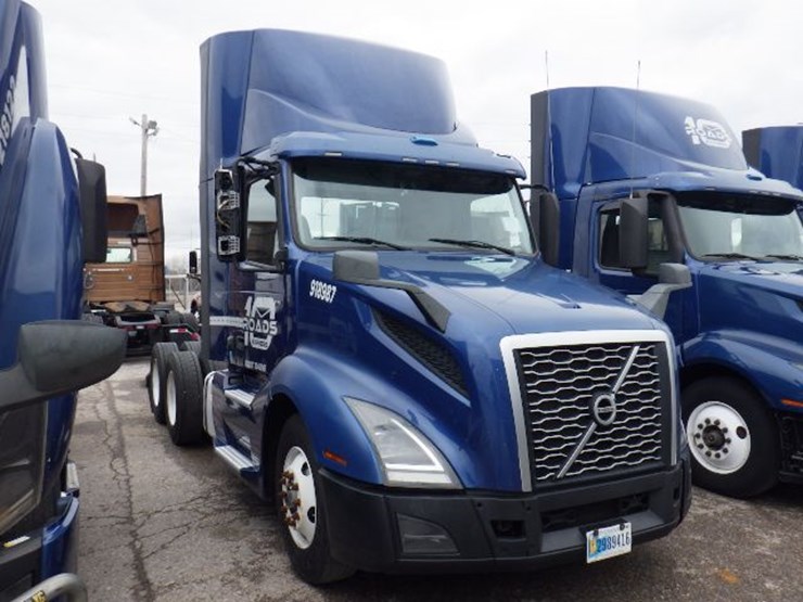 2018-volvo-vnl300-image-3