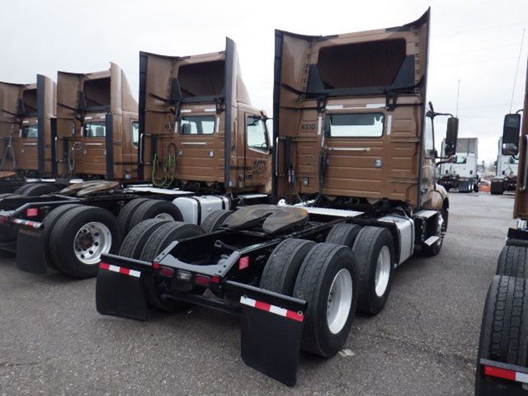 2022-volvo-vnl300-image-10