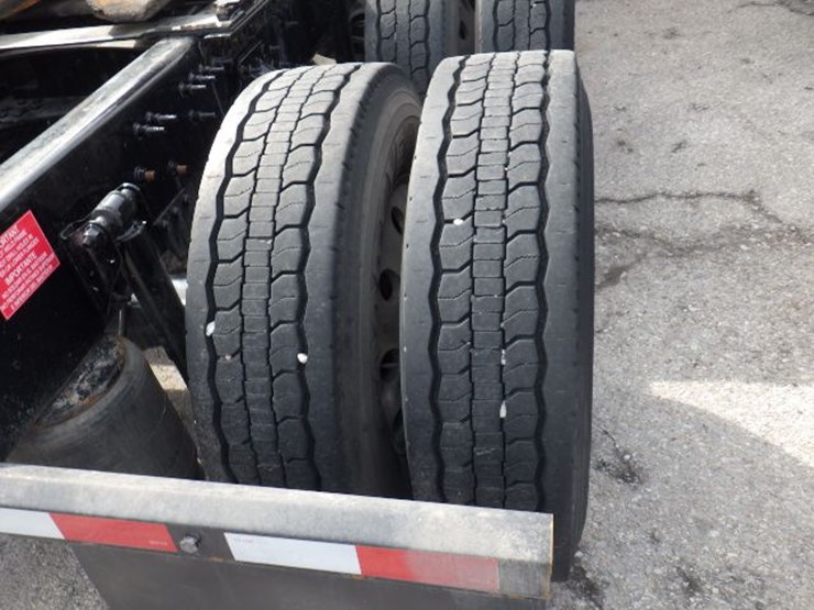 2022-volvo-vnl300-image-11