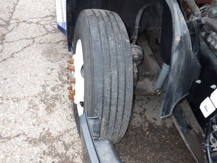 2018-volvo-vnl300-image-25