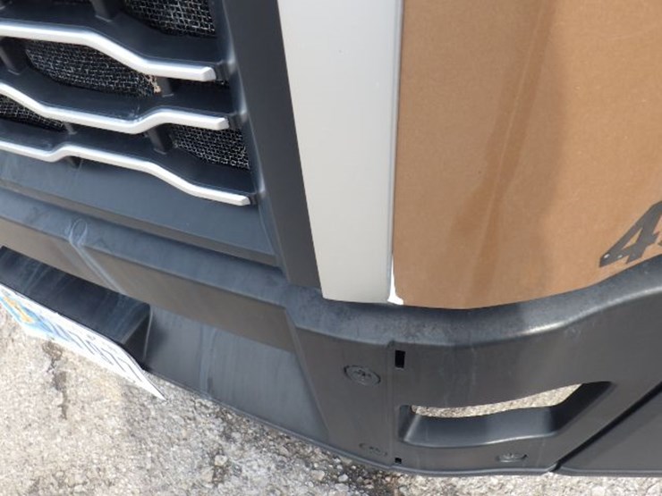 2022-volvo-vnl300-image-4