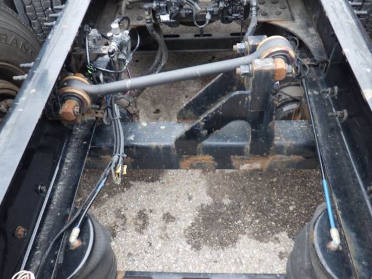 2019-volvo-vnl300-image-12