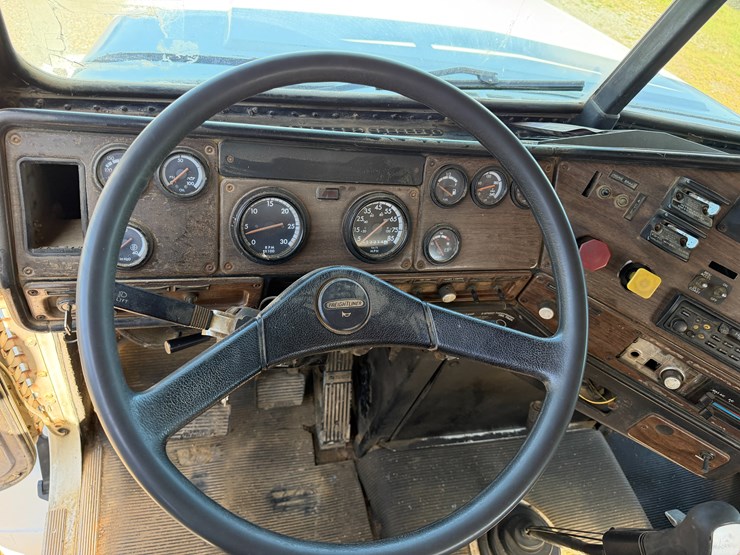 #42453-•-1996-freightliner-daycab-truck-tractor-vin:-1fupdcxb8th744360-image-60