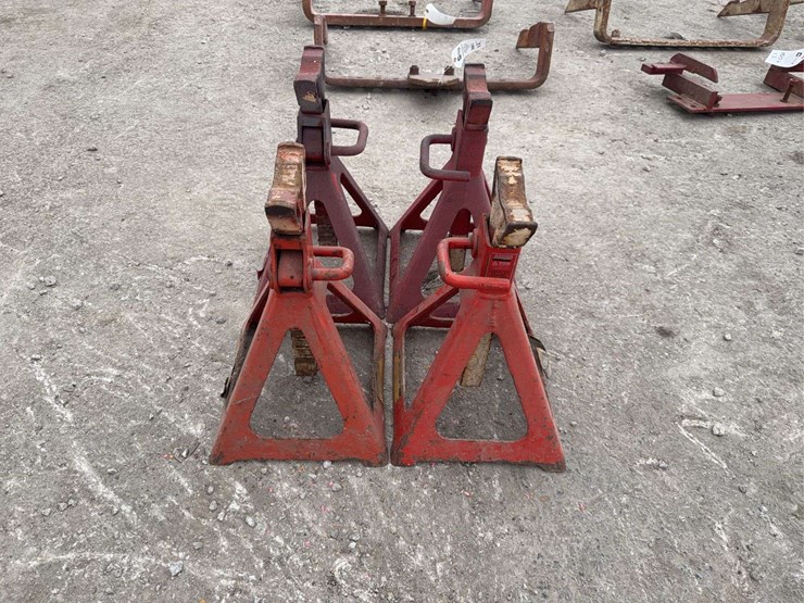 group-of-four-adjustable-red-jack-stands-image-6