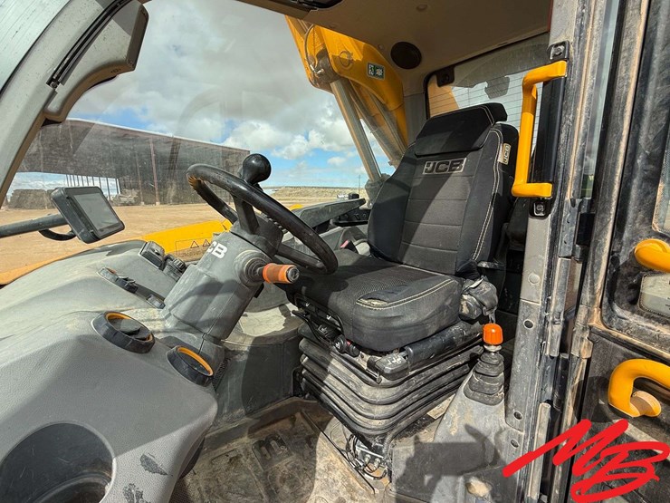 2021-jcb-542-70-agri-plus-image-11