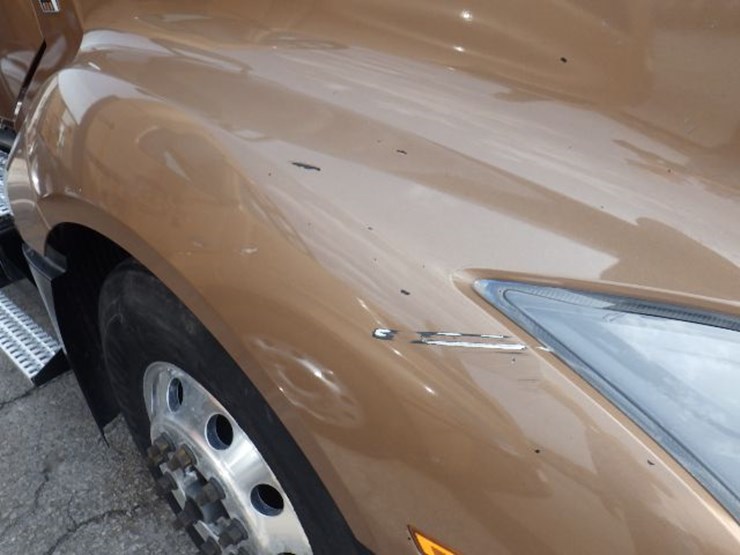 2022-volvo-vnl300-image-8