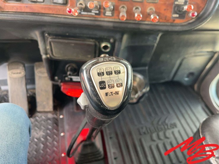 2004-peterbilt-379-image-48