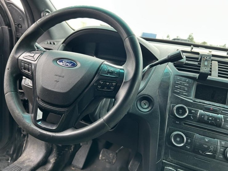 2016-ford-explorer-image-16