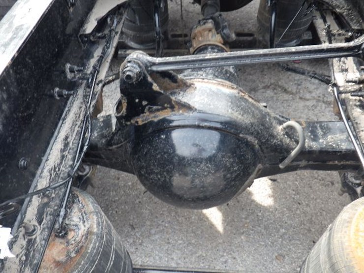 2022-volvo-vnl300-image-15