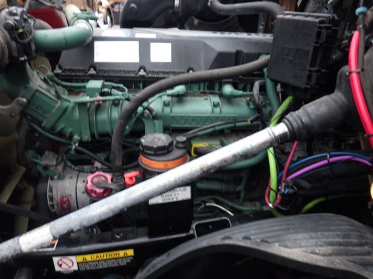 2022-volvo-vnl300-image-21