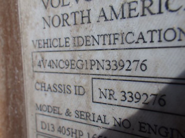 2023-volvo-vnl300-image-16