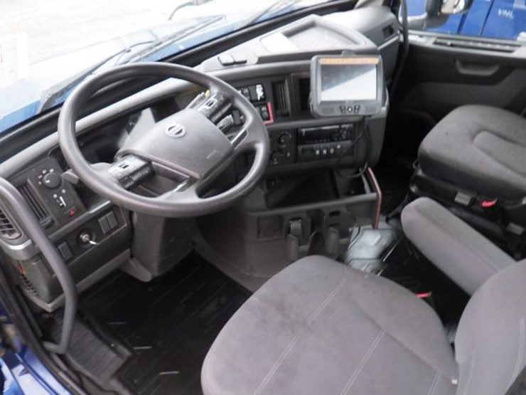2019-volvo-vnl300-image-19