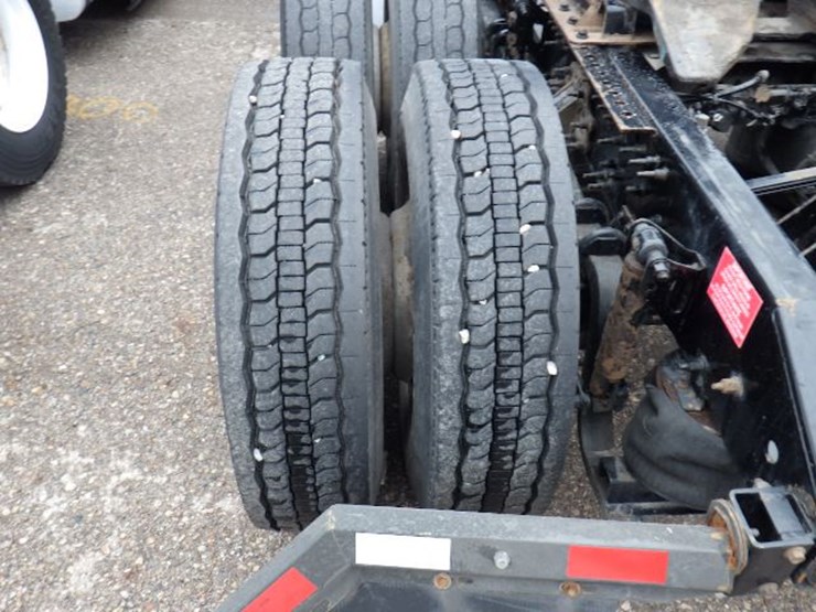 2018-volvo-vnl300-image-13