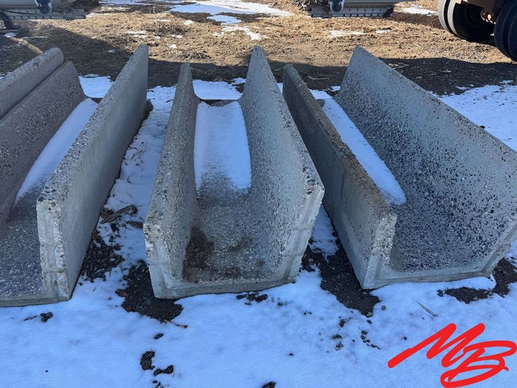 (5)-concrete-feed-bunks,-8’x27”-image-4