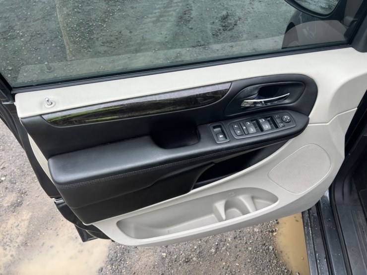 2012-dodge-grand-caravan-image-28