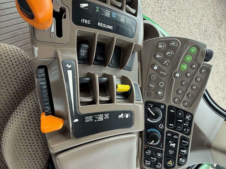 2013-john-deere-8285r-image-26