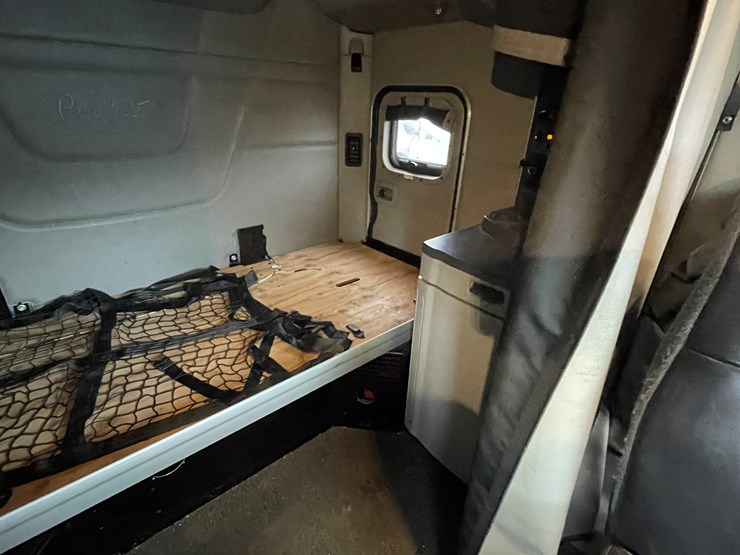 2019-peterbilt-579-image-43