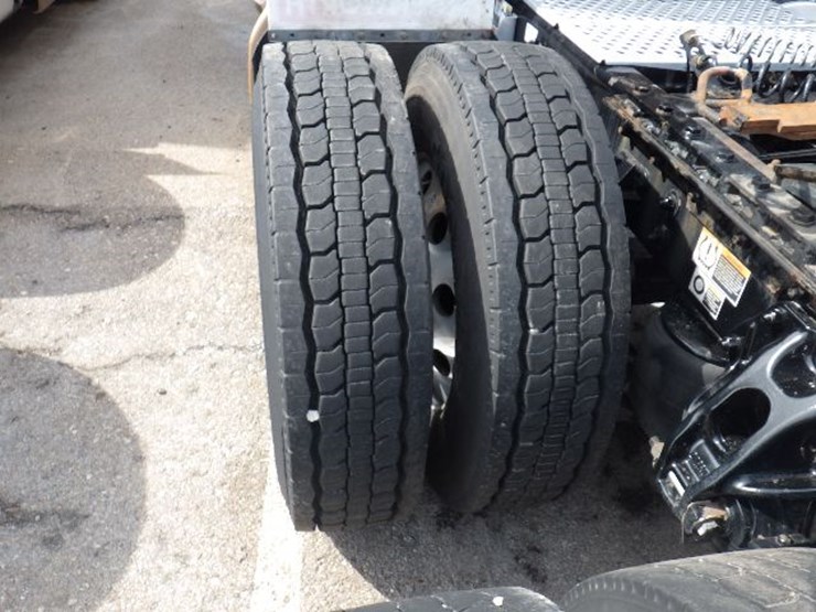 2022-kenworth-t680-image-16