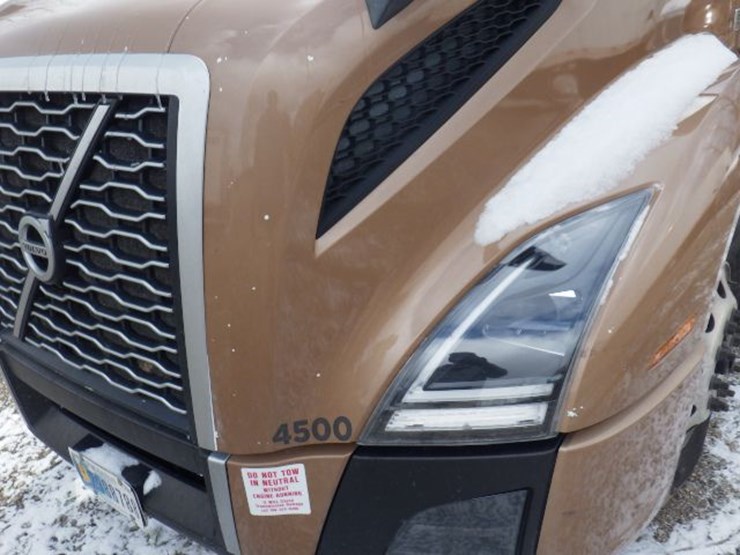 2022-volvo-vnl300-image-2