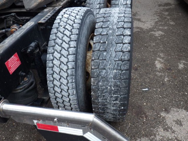 2019-volvo-vnl300-image-9