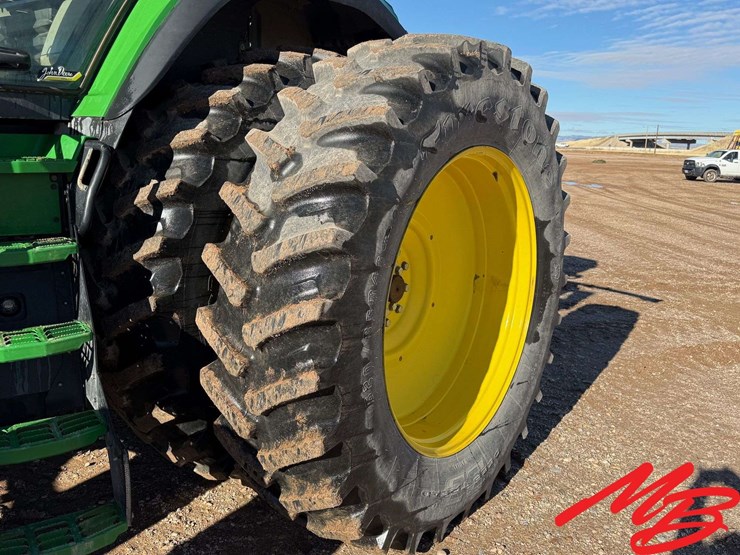 2021-john-deere-8r-370-image-13