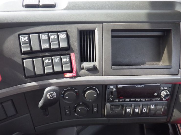 2022-volvo-vnl300-image-22