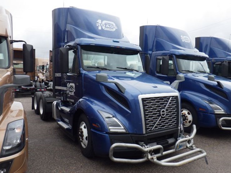 2019-volvo-vnl300-image-5