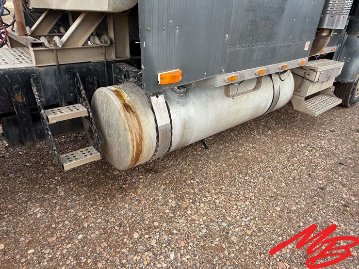 1999-freightliner-fld120-image-8