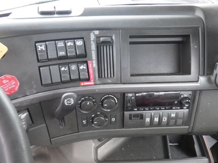 2022-volvo-vnl300-image-19