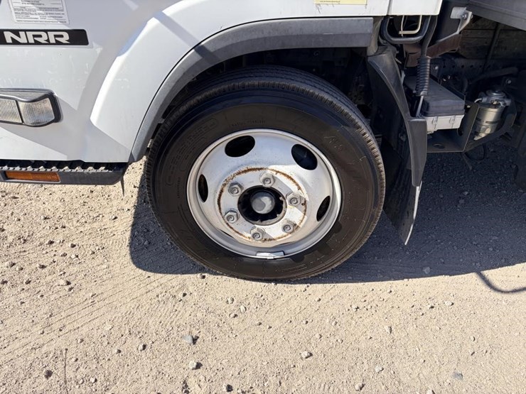 2015-isuzu-nrr-image-11